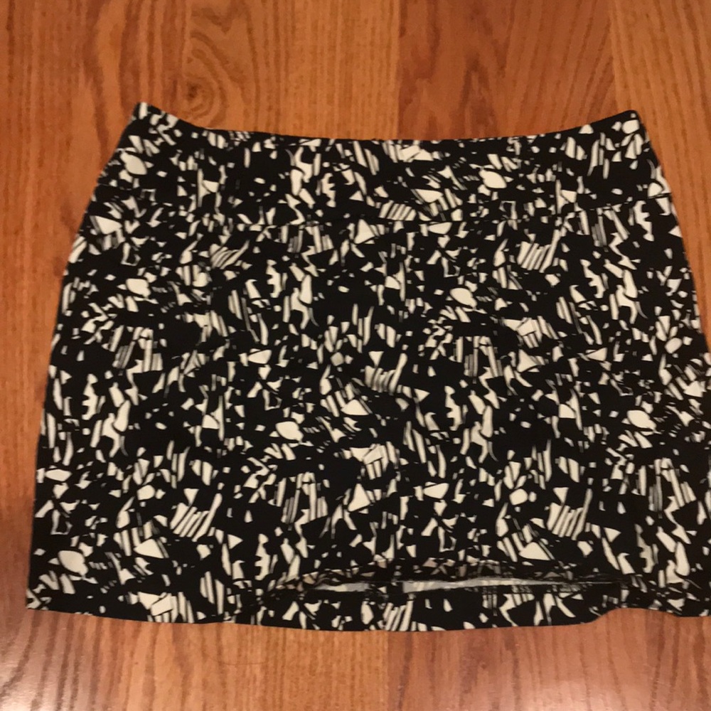 Black and white/cream patterned mini skirt, size L